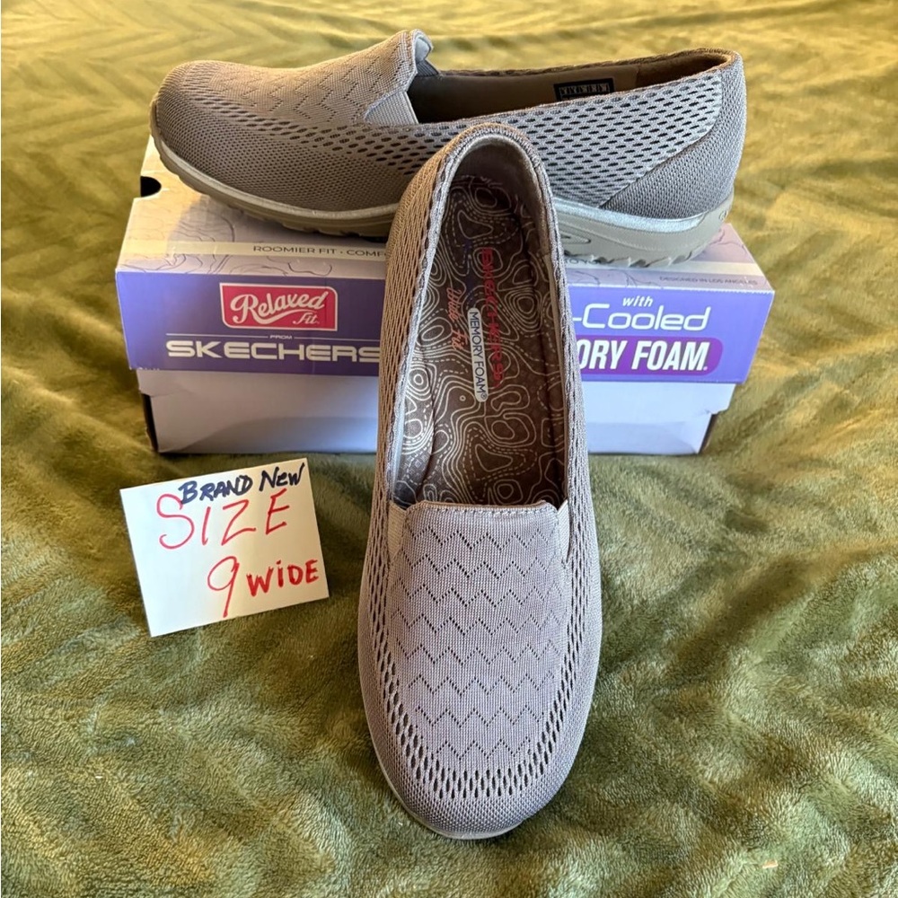 NEW Skechers NIB slip on shoes size 9 wide width